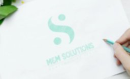 Papel-mano con lápiz y logo inclinado.jpg